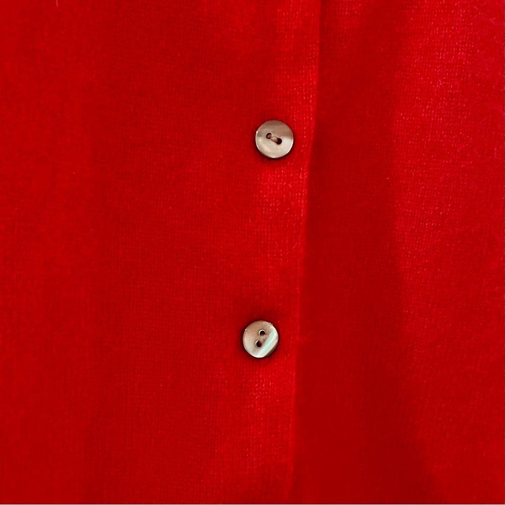 100% Cashmere finest two ply yarns. Cardigan with Shell buttons. EC Size L - Picture 5 of 8